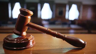 Annesini boğazını keserek öldüren gencin cezası belli oldu