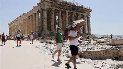 Atina’da çatılar 100 dereceyi gördü! Aşırı sıcaklar hayatı durma noktasına getirdi
