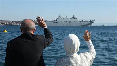 Erdoğan, TCG Anadolu ve Savarona’yı İstanbul Boğazı’nda selamladı