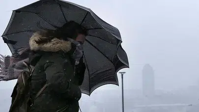 4 il için fırtına uyarısı! Çatı uçması ve ağaç devrilmelerine dikkat!