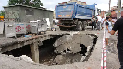 İzmit’te beton zemin çöktü: Hafriyat kamyonu çukura düştü!