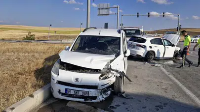 Çorum iki otomobil çarpıştı: Yaralılar var