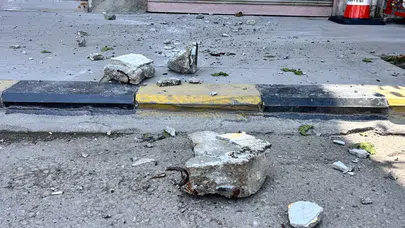 Hatay'da binadan taş parçaları koptu!
