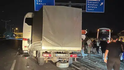 Afyonkarahisar'da korkunç kaza! Kamyonet, yolcu otobüsüne çarptı: 7 yaralı