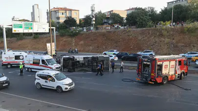 Ümraniye TEM Otoyolu'nda servis aracı devrildi