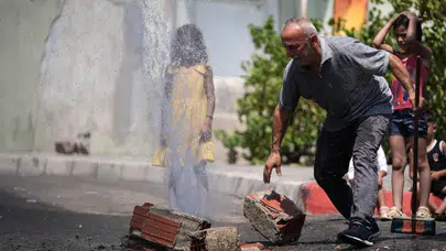 İzmir Karabağlar’da patlayan su borusu hala onarılmadı: Su boşa akıyor, mahalleli ayakta!