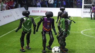 Çin'de yapay zeka destekli insansı robotlar futbol maçı yaptı!