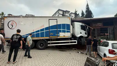 Hatay'da kamyon, vidanjör ve restorana çarptı: 1 yaralı