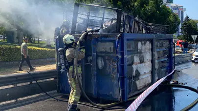 Kadıköy'de hurda yüklü kamyonda yangın çıktı!