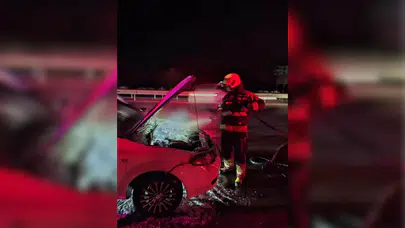 Balıkesir'de seyir halindeki otomobil alev aldı