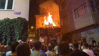 Balıkesir'de çıkan yangında 2 ev hasar gördü