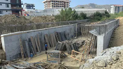 Antalya'da iş kazası: Köprü inşaatında düşen işçi ağır yaralandı