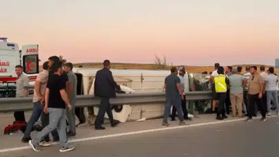 Afyonkarahisar'da minibüs devrildi: 3'ü ağır 10 yaralı