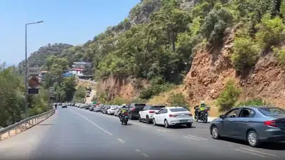 Fethiye-Ölüdeniz kara yolunda tatilci akını: 3 kilometrelik kuyruk oluştu