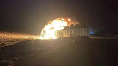 Alevlerin arasında kalan sürücü feci can verdi