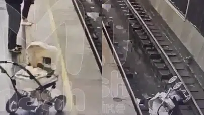 Bebek arabası raylara düştü, tren tarafından ezildi!