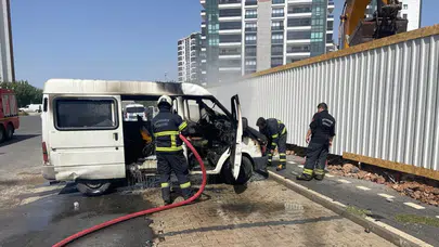 Diyarbakır'da park halindeki minibüs alev aldı!