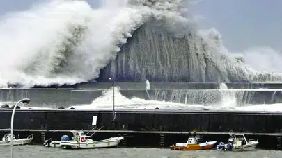 Japonya’da Linling Tayfunu Kagoşima’yı etkisi altına aldı