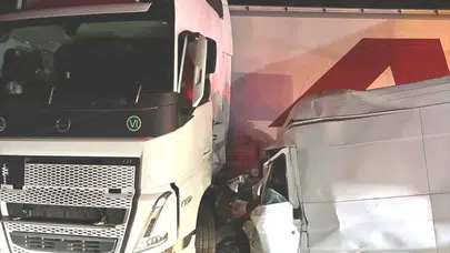TAG Otoyolunda tırla minibüs çarpıştı: 1 ölü, 1 yaralı!