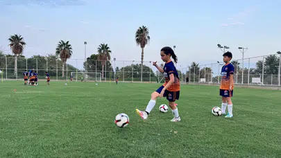 Depremzede Osman, futbolun gücüyle hayata yeniden bağlandı