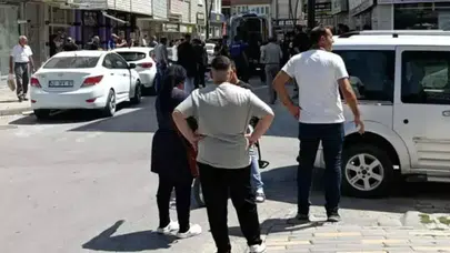 Kaldırımda yürüyen 2 kişi bıçaklandı