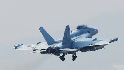 ABD’ye ait savaş uçağı okyanusa düştü!