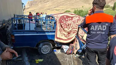 Hakkari'de can pazarı! Tır ile kamyonet çarpıştı: 4 ölü, 2 yaralı