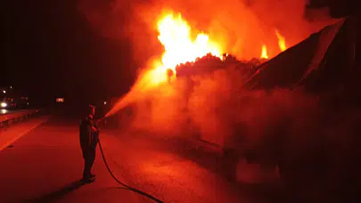 Çorum'da çöp yüklü tır cayır cayır yandı!