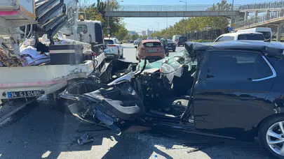 Sultangazi'de feci kaza! Otomobil, vince çarptı: 2 yaralı!