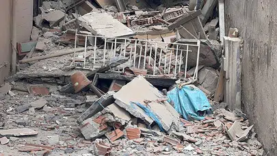 Küçükçekmece'de kentsel dönüşüm için boşaltılan apartman yıkım sırasında çöktü