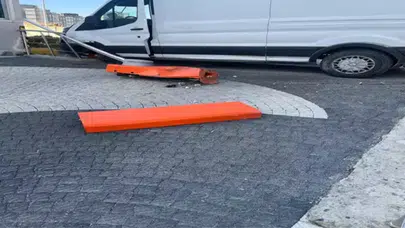 Başakşehir'de kamyonet kaldırımda bekleyenlere çarptı
