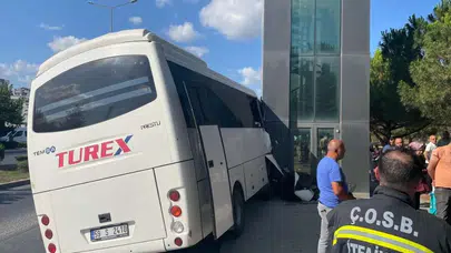 Tekirdağ’da işçi servisi direğe çarptı: 16 yaralı