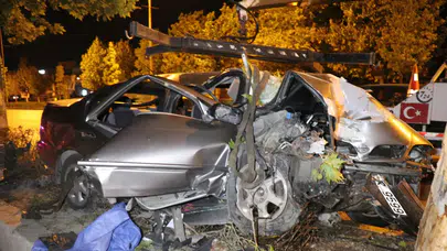 Denizli'de dehşet anları! Otomobil, ağaca ok gibi saplandı: 2 ölü, 1 ağır yaralı