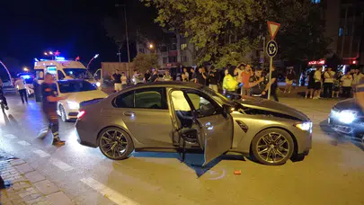 Edirne'de iki otomobil kafa kafaya çarpıştı: 3 kişi yaralandı