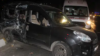 Manisa'da katliam gibi kaza! Kamyon ile kamyonet çarpıştı: Ölü ve çok sayıda yaralı var!