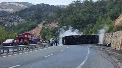 Balıkesir'de devrilen kamyon alev aldı