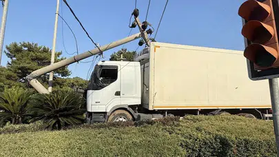 Freni tutmayan kamyon beton direği ikiye böldü!