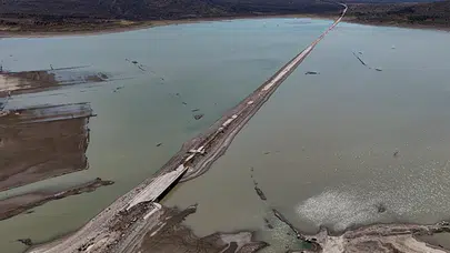 İzmir’de baraj kurudu, eski İzmir-Çeşme yolu ortaya çıktı