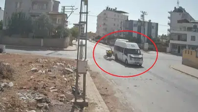 Hatay'da feci kaza: Motosiklet, minibüse ok gibi saplandı!