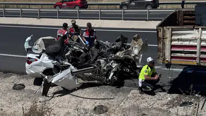 Erzurum'da feci kaza! Otomobil park halindeki tıra çarptı: 1 ölü