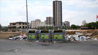 Adana Seyhan’da biriken çöpler vatandaşı rahatsız ediyor