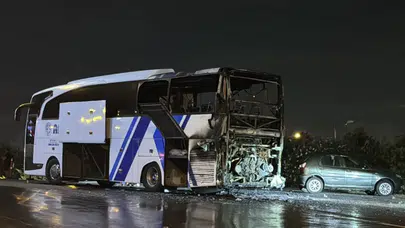 Ümraniye'de yolcu otobüsü alev alev yandı