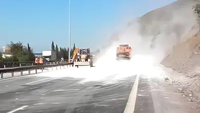 Mıcır yüklü tır devrildi: TEM Otoyolu İstanbul istikametinde trafik felç oldu