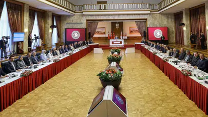 Mecliste 8 saat süren komisyon toplantısı sona erdi