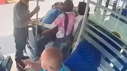 Fenalaşan yolcuya otobüste müdahale!