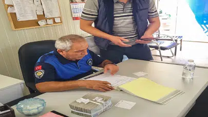 Yolda 100 bin TL buldu: Zabıta ekipleri sahibine ulaştırdı