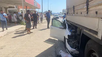 Serik'te feci kaza: Otomobil tıra çarptı, 4 kişi yaralandı!