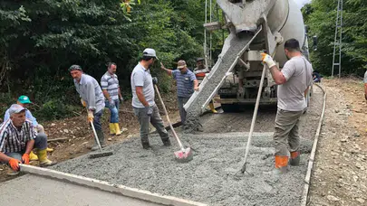 Sinop Yenigüler Köyü'nde köylüler kendi imkanlarıyla yol yaptı