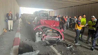 Uşak'ta zincirleme kaza! 3 otomobil birbirine girdi