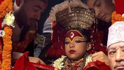 Nepal’de ilginç gelenek: 2 yaşındaki kız tanrıça ilan edildi